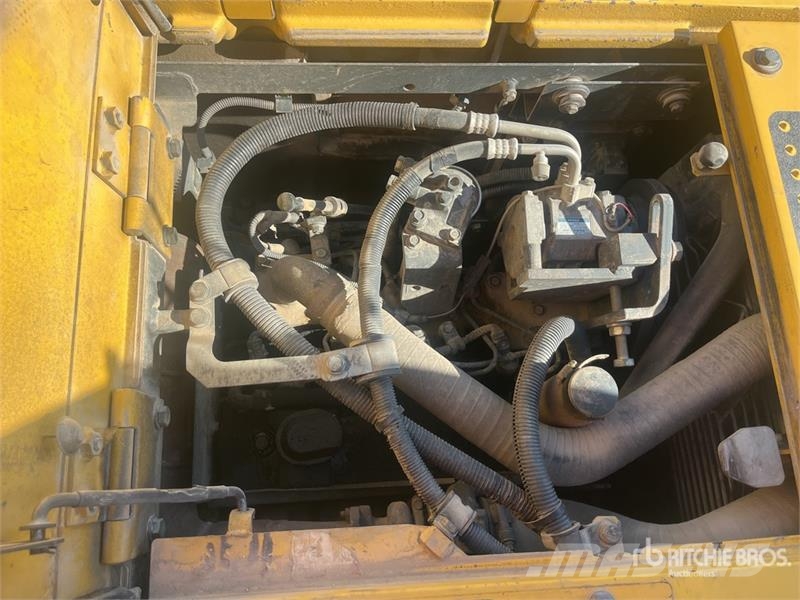 Komatsu PC138LC-10 حفارات زحافة