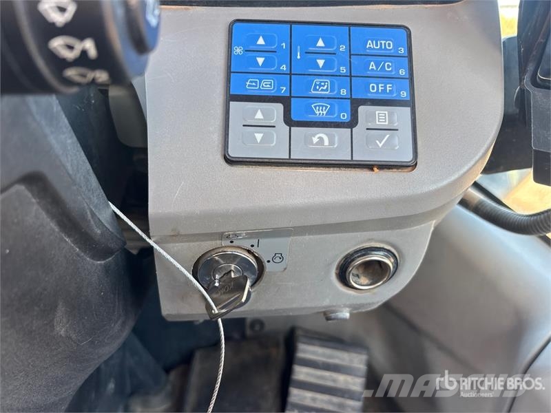 Komatsu WA270-8 Wheel Loader 휠로우더