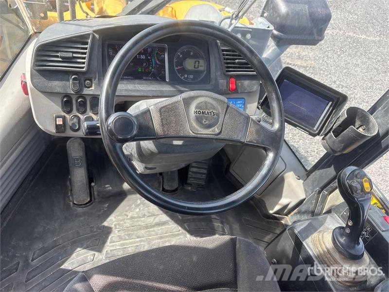 Komatsu WA320-8 Wheel Loader Gumikerekes homlokrakodók