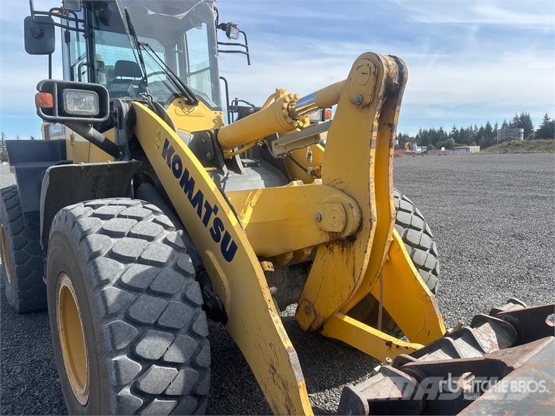 Komatsu WA320-8 Wheel Loader Gumikerekes homlokrakodók