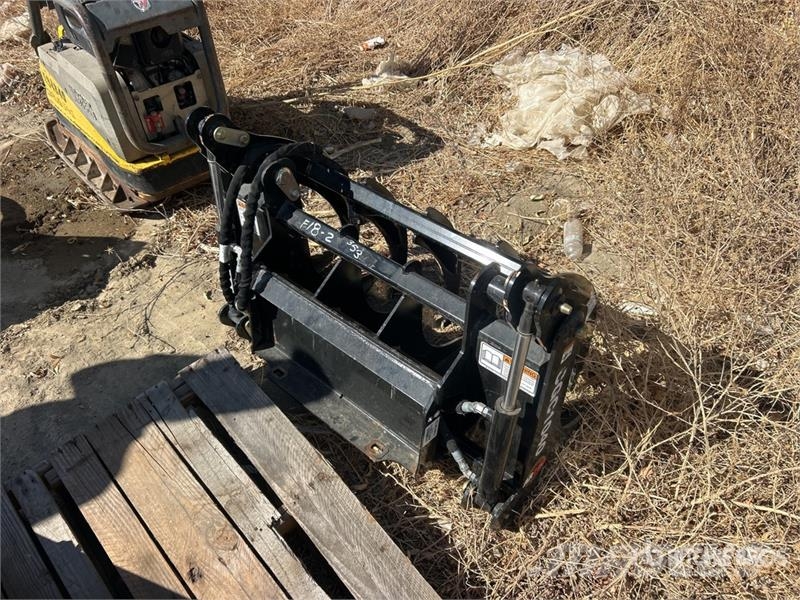 Kubota 40 in Skeleton Skid Steer Grapple خطاطيف