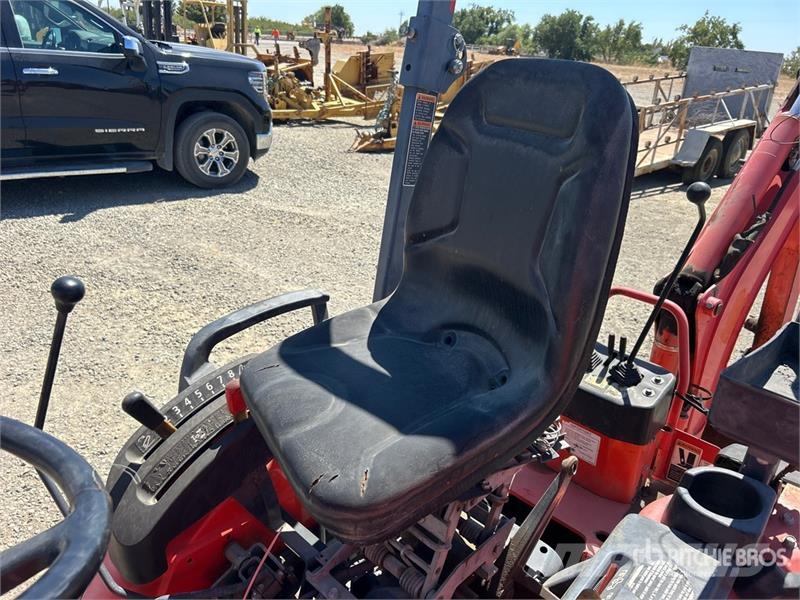Kubota B2301HSD 4WD Utility Tractor Kompaktie traktori