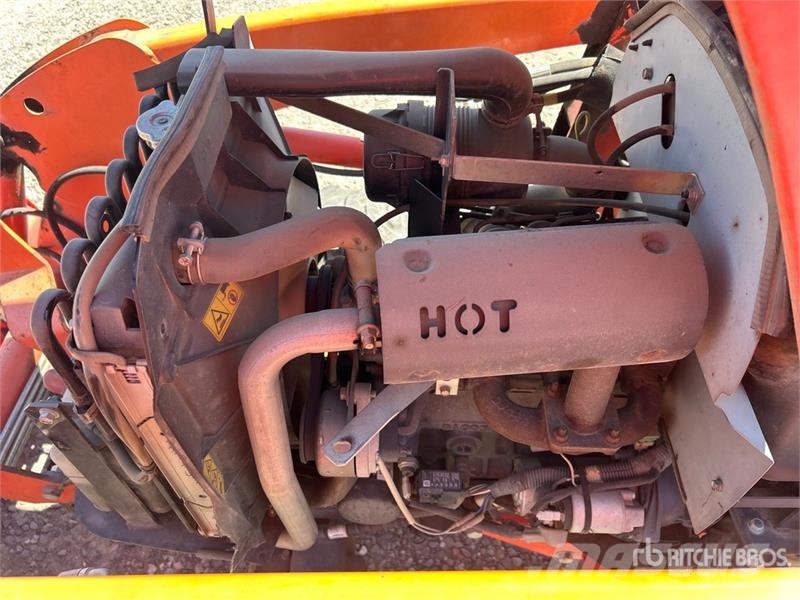 Kubota B2301HSD 4WD Utility Tractor Kompaktie traktori