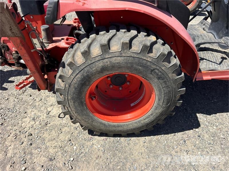 Kubota B2301HSD 4WD Utility Tractor Kompaktie traktori