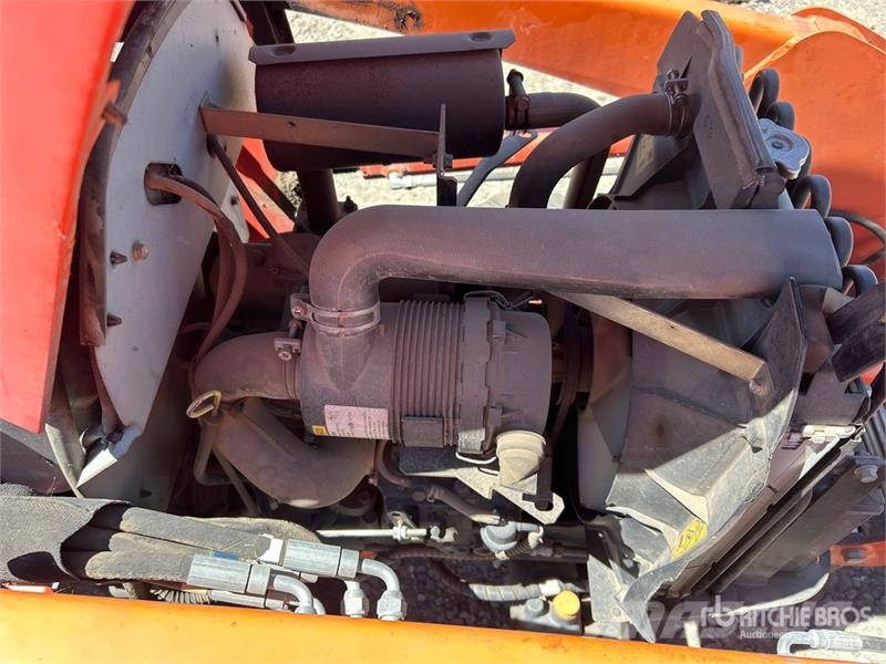 Kubota B2301HSD 4WD Utility Tractor Kompaktie traktori