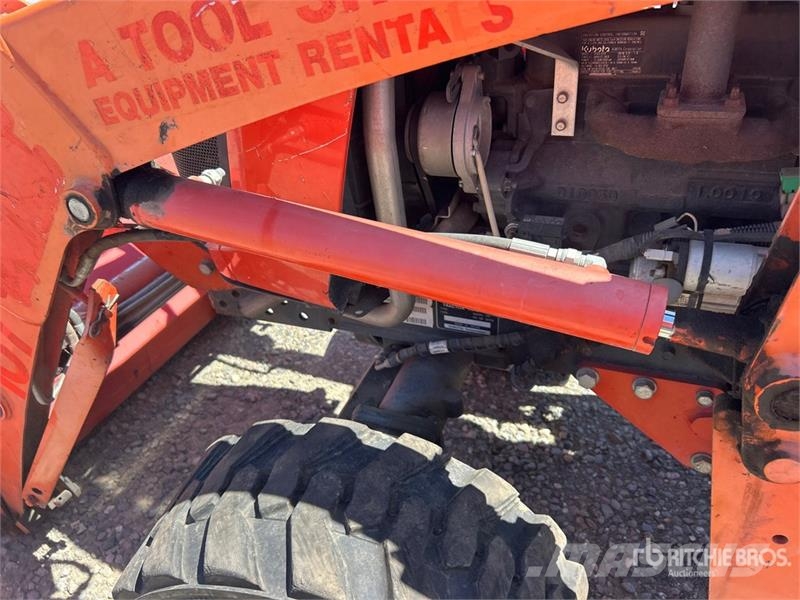 Kubota B2301HSD 4WD Utility Tractor Kompaktie traktori