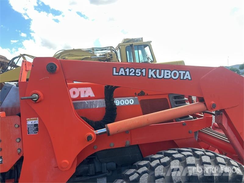 Kubota M9000 الجرارات