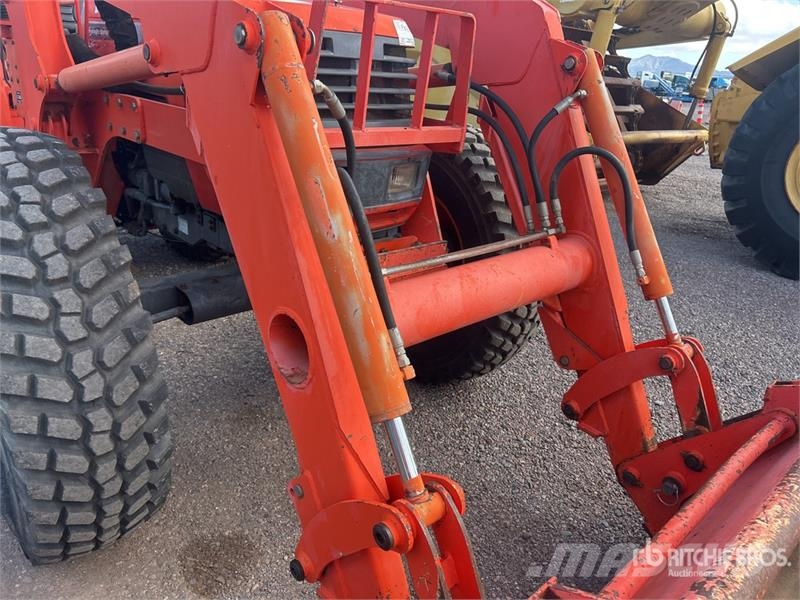 Kubota M9000 الجرارات