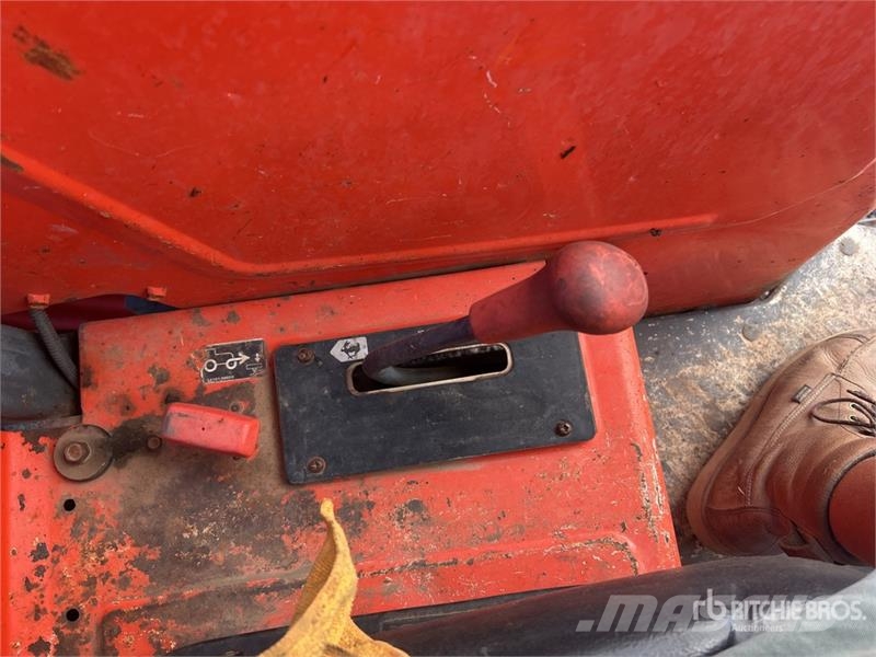 Kubota M9000 الجرارات