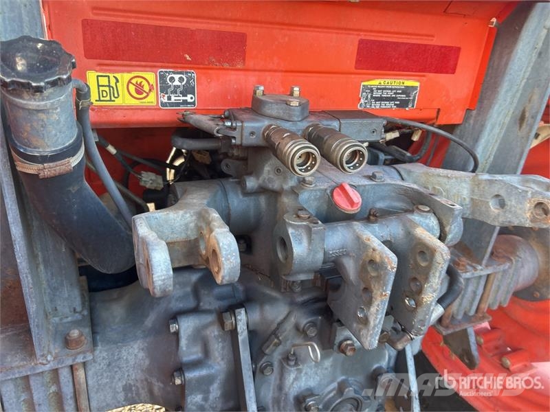 Kubota M9000 الجرارات