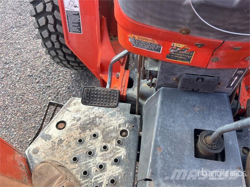 Kubota M9000 الجرارات