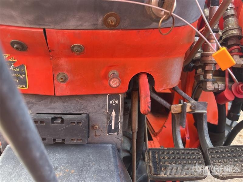 Kubota M9000 الجرارات
