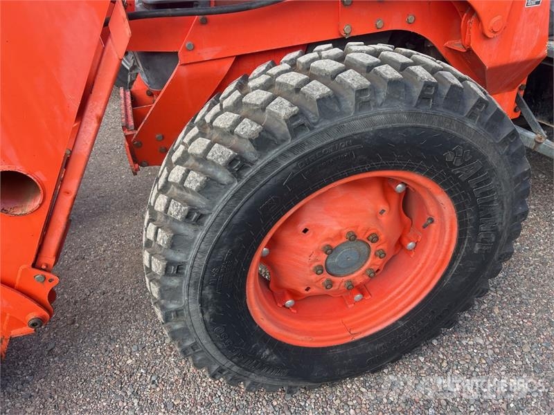 Kubota M9000 الجرارات