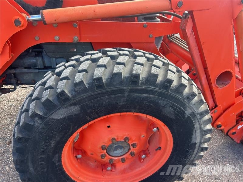 Kubota M9000 الجرارات