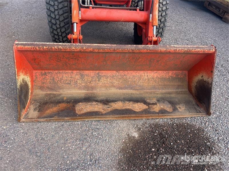 Kubota M9000 الجرارات