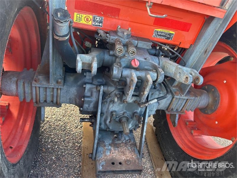 Kubota M9000 الجرارات