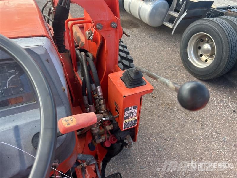 Kubota M9000 الجرارات
