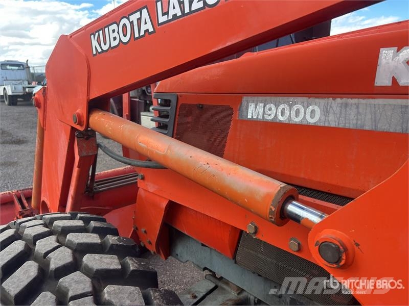 Kubota M9000 الجرارات