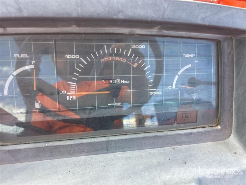 Kubota M9000 الجرارات