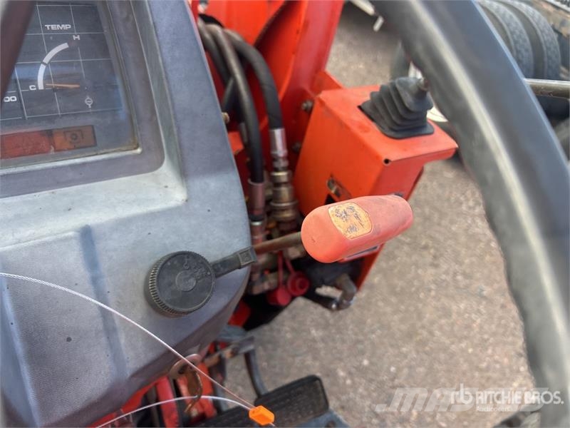 Kubota M9000 الجرارات