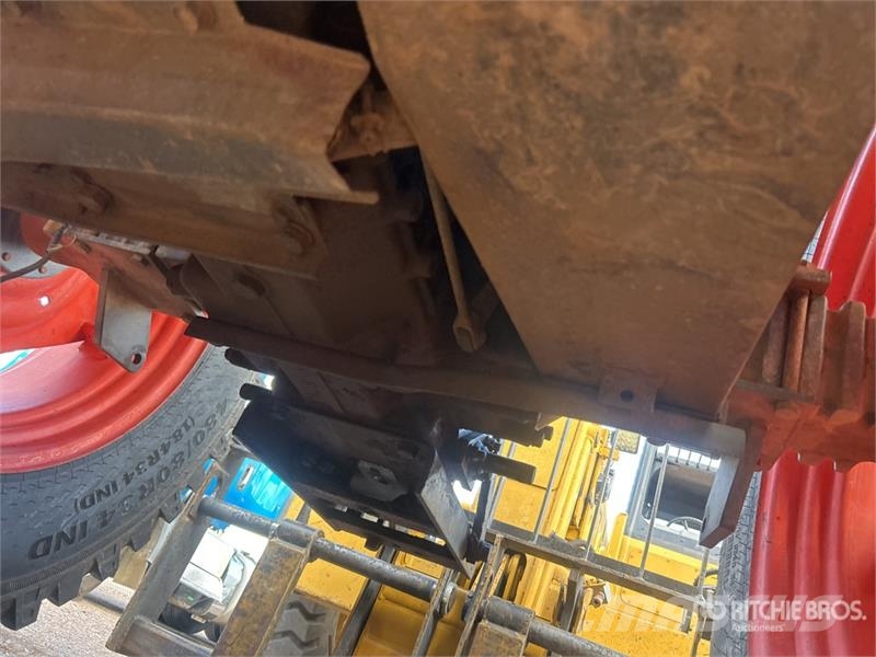 Kubota M9000 الجرارات