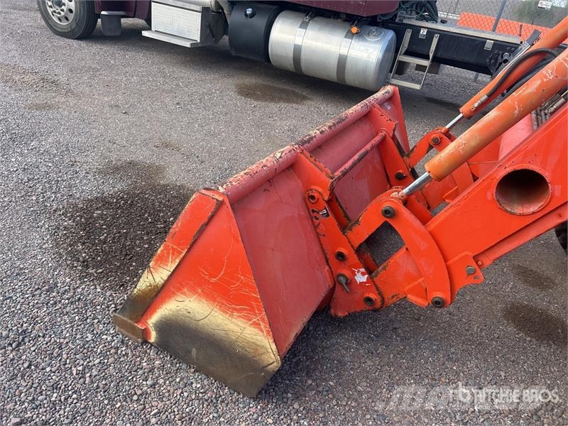 Kubota M9000 الجرارات