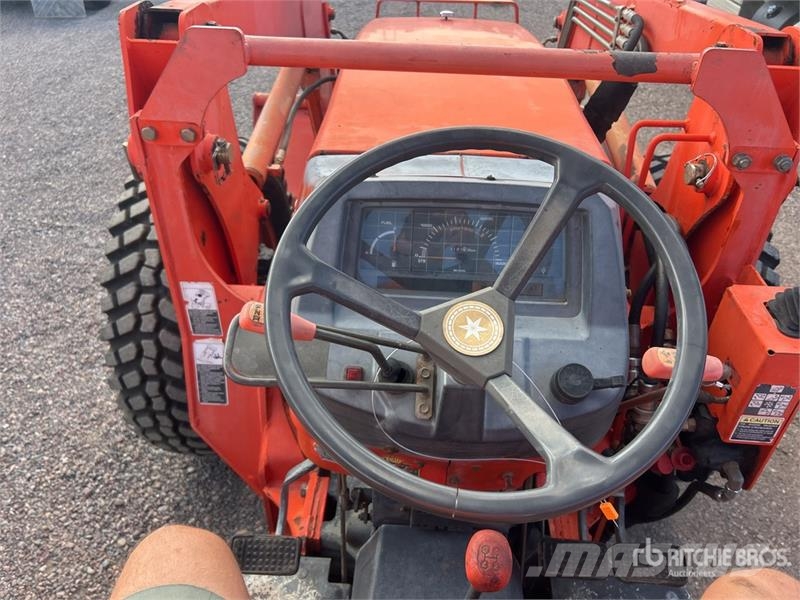 Kubota M9000 الجرارات