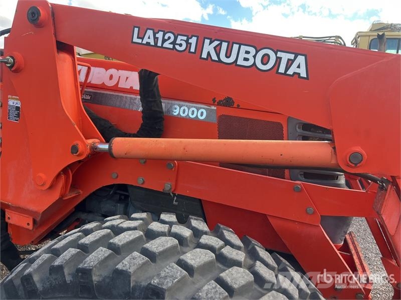 Kubota M9000 الجرارات