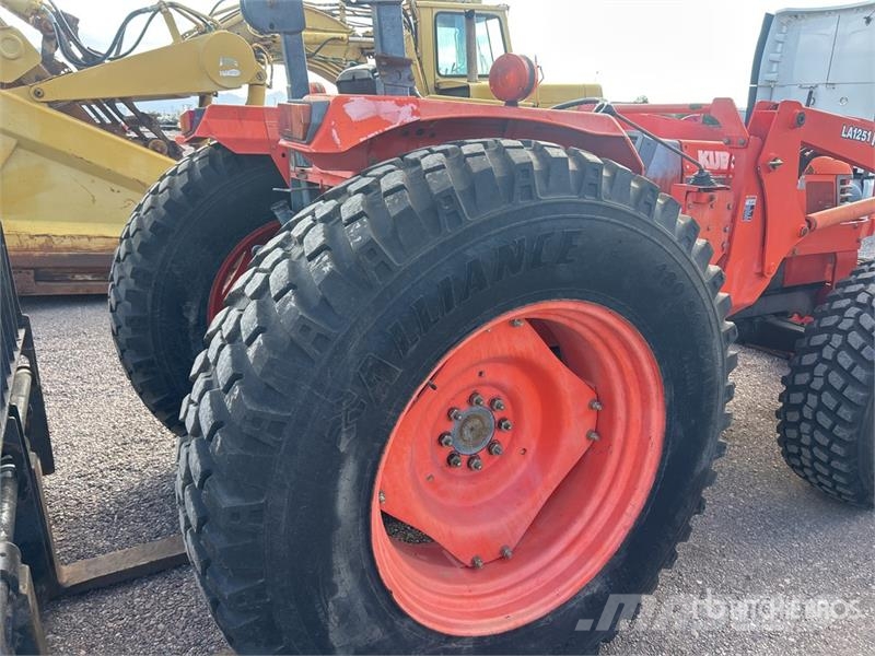 Kubota M9000 الجرارات