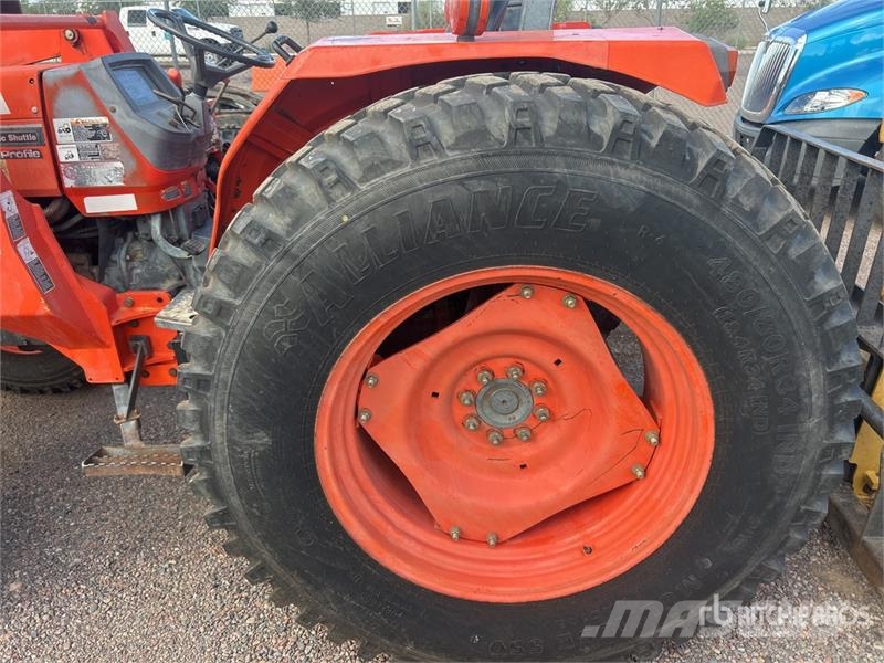 Kubota M9000 الجرارات