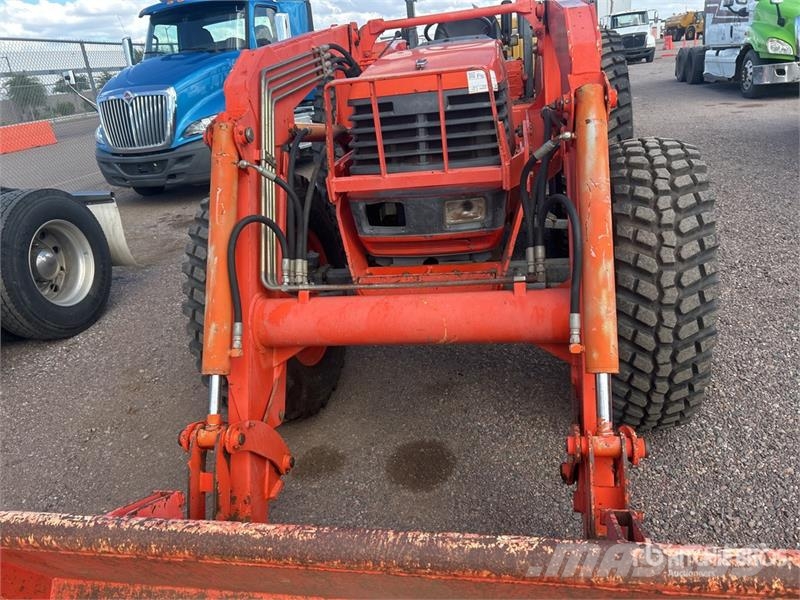 Kubota M9000 الجرارات