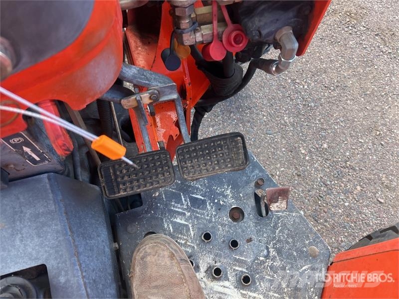 Kubota M9000 الجرارات