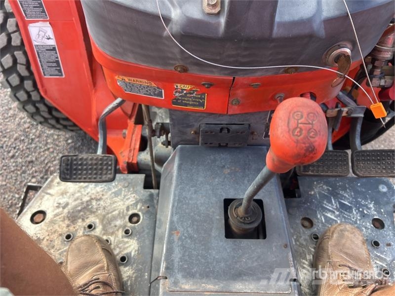 Kubota M9000 الجرارات