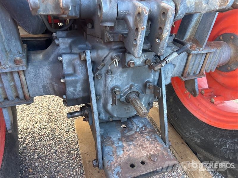 Kubota M9000 الجرارات