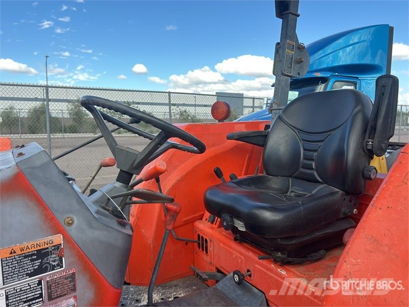Kubota M9000 الجرارات