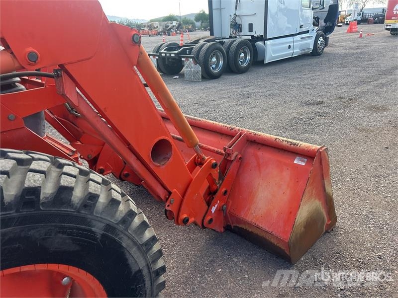 Kubota M9000 الجرارات