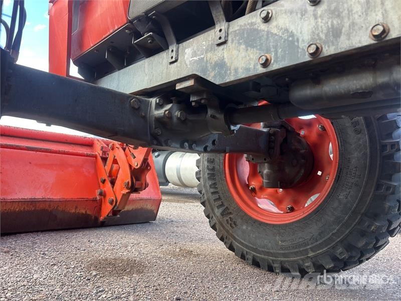 Kubota M9000 الجرارات