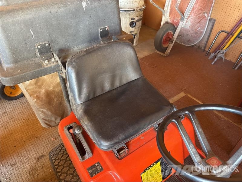 Kubota T1400H Ride-On Lawn Mower Samojízdné sekačky