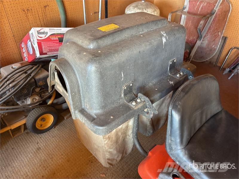 Kubota T1400H Ride-On Lawn Mower Samojízdné sekačky