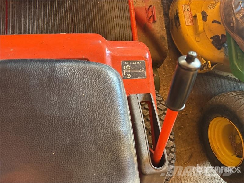 Kubota T1400H Ride-On Lawn Mower Samojízdné sekačky