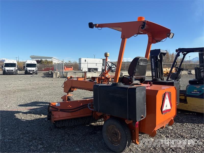 Lay-Mor Self-Propelled Broom 掃倉機