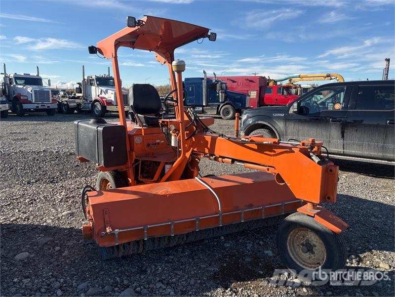 Lay-Mor Self-Propelled Broom 掃倉機