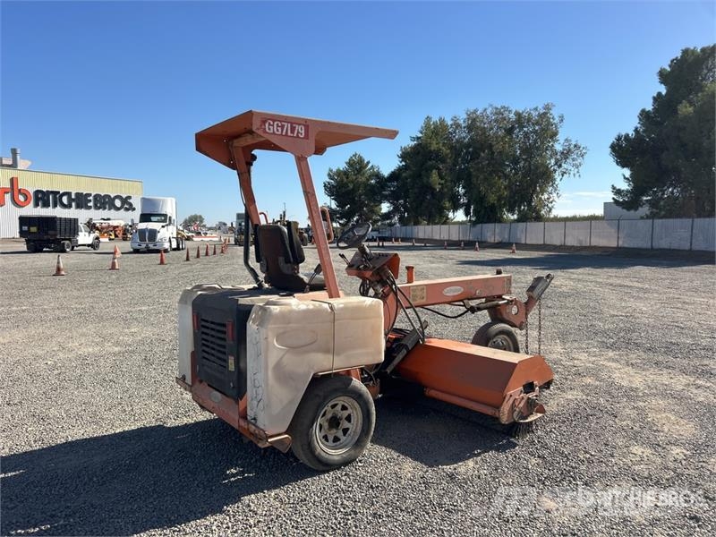 Lay-Mor Self-Propelled Broom 掃倉機