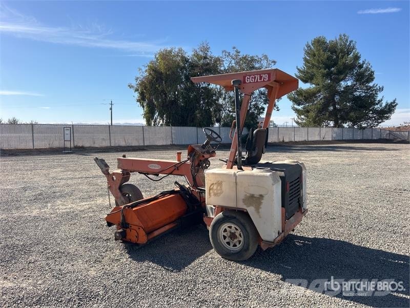 Lay-Mor Self-Propelled Broom 掃倉機