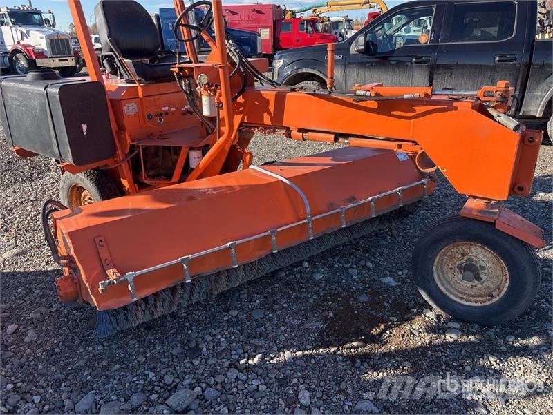 Lay-Mor Self-Propelled Broom 掃倉機