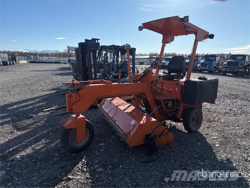 Lay-Mor Self-Propelled Broom 掃倉機