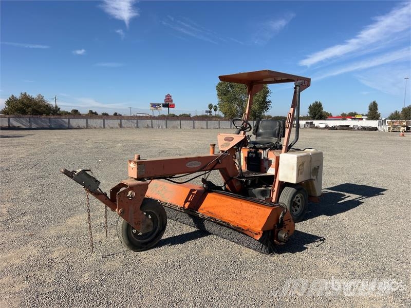 Lay-Mor Self-Propelled Broom 掃倉機