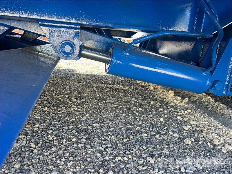 Ledwell 48 ft T/A Hydraulic Tail Trailer Maskinhenger