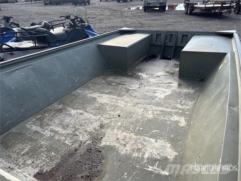 Lowe LBR021 17 ft Work Boat Земснаряды / баржи