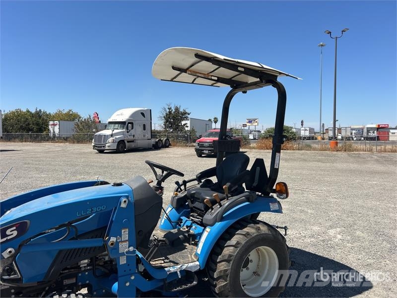 LS MT225SH 4WD Utility Tractor Kompaktie traktori